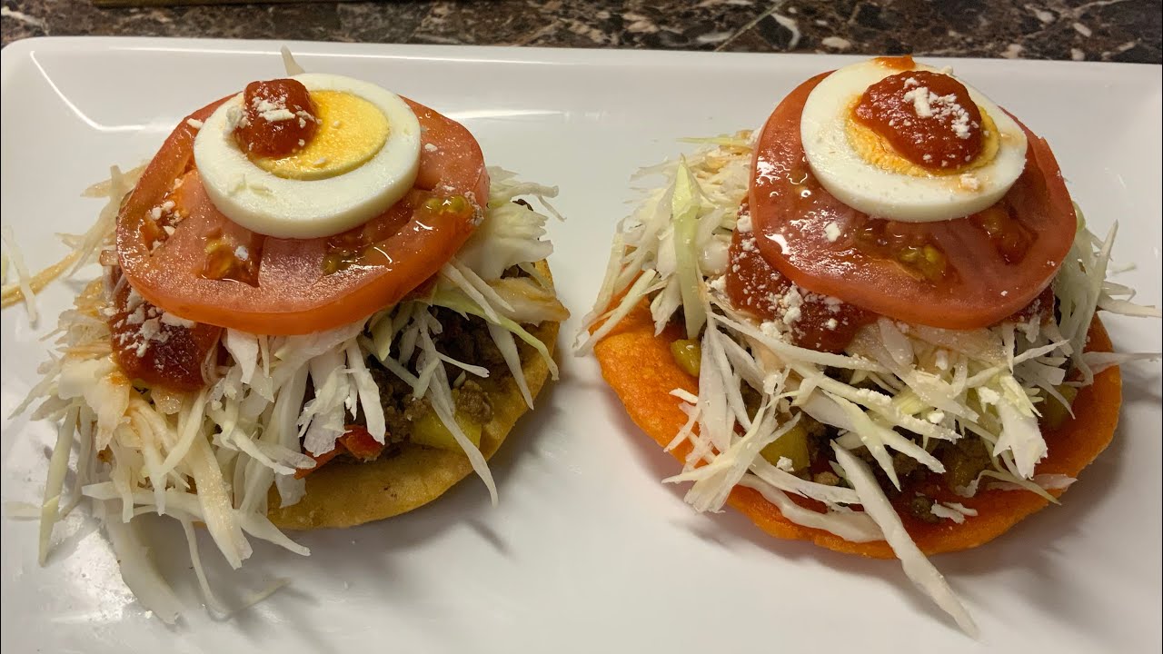 Dos enchiladas hondureñas.