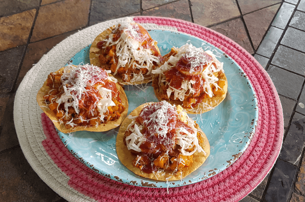 Cuatro enchiladas en un plato
