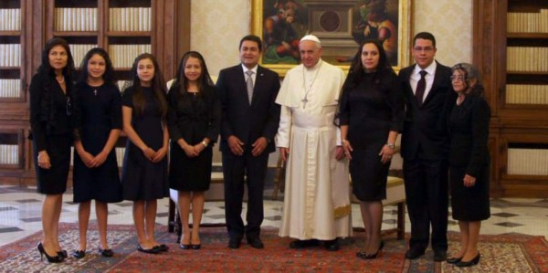 Juan Orlando Hernández, expresidente hondureño junto a su familia, visitó la Santa Sede en 2014.