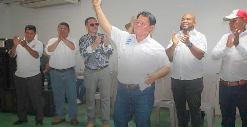 Francisco Alguera junto a varios migrantes hondureños