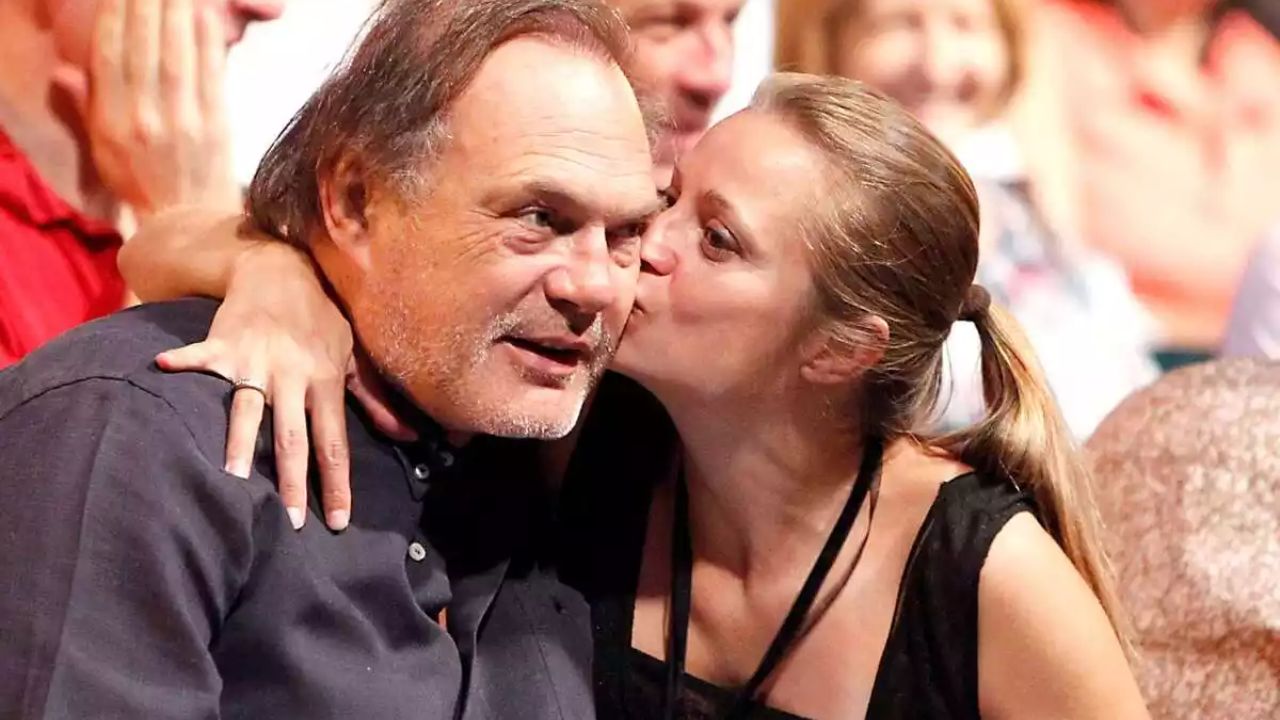 Esther Barriga dándole un beso a Pedro Piqueras