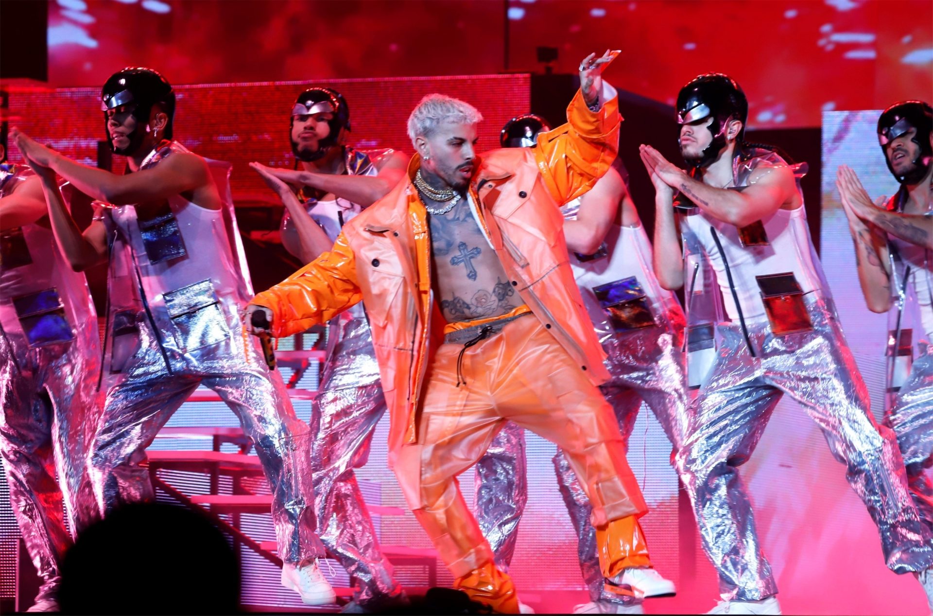 Rauw Alejandro bailando en concierto