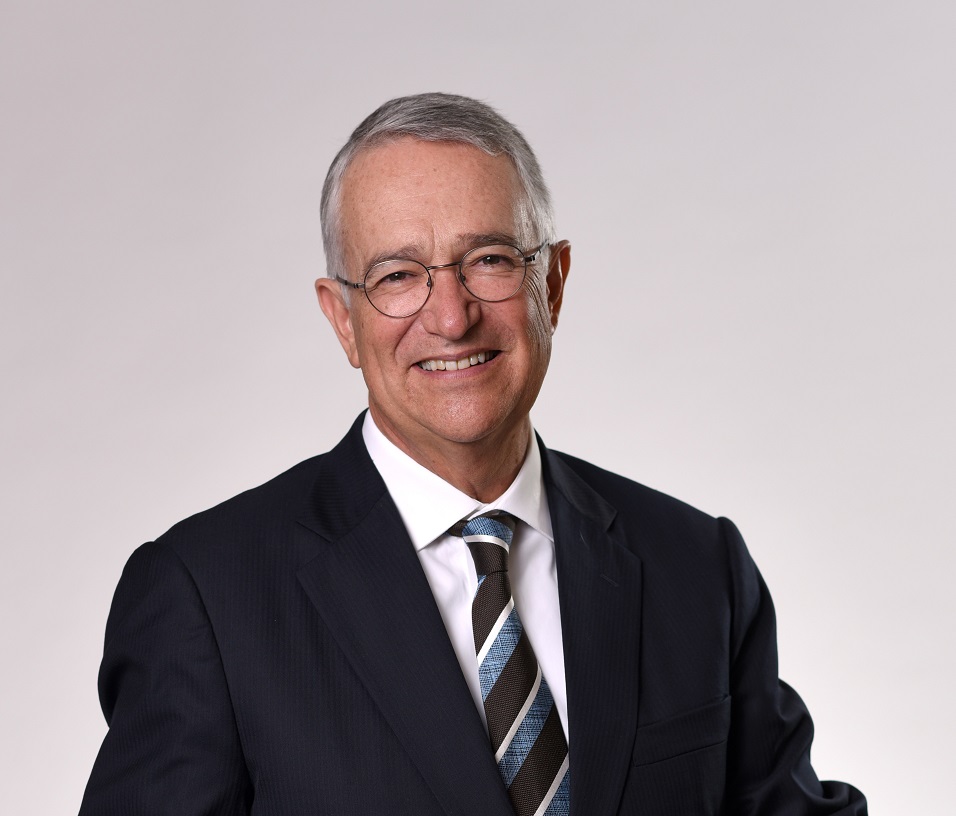 Ricardo Salinas Pliego sonriendo a la cámara