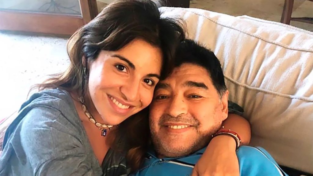Hija de Maradona abrazándolo