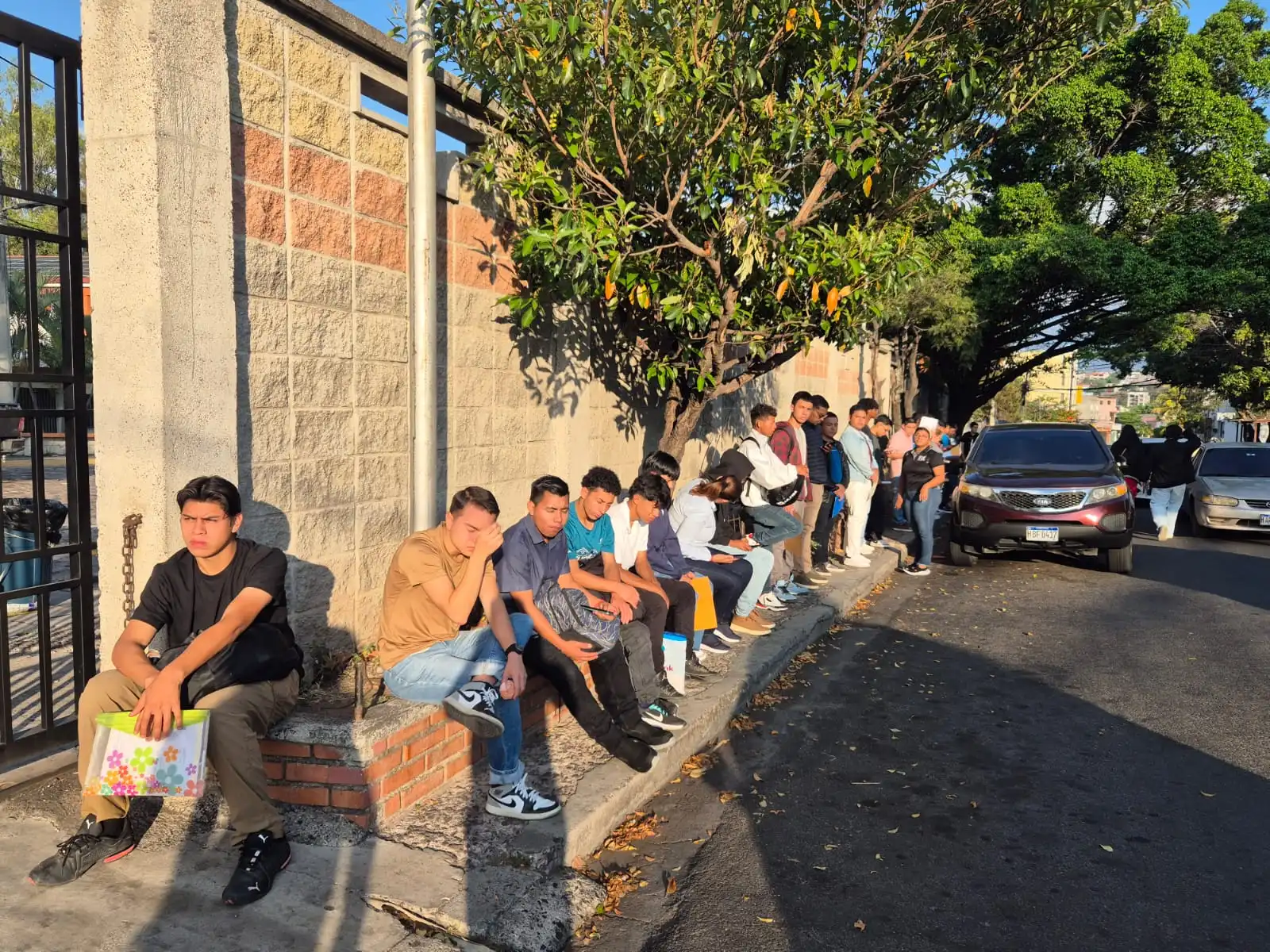 Estudiantes haciendo fila para hacer su examen