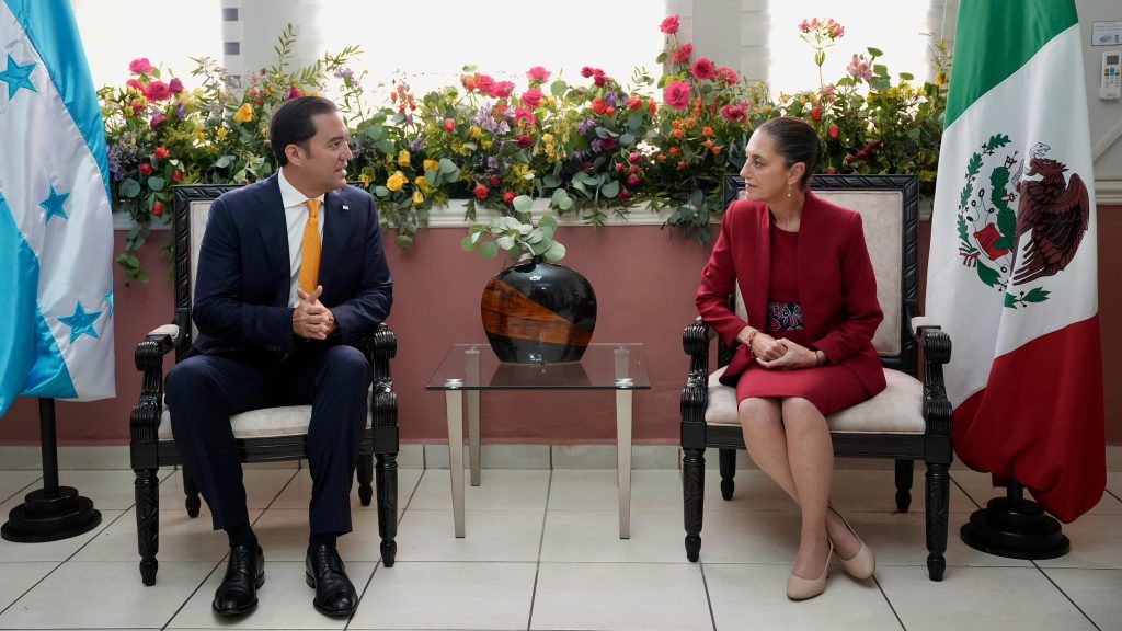 Claudia Sheinbaum fue recibida por el secretario de la presidenta Xiomara Castro, Héctor Zelaya.