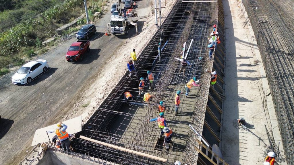 Construcción de puente a desnivel en salida hacia Mateo.