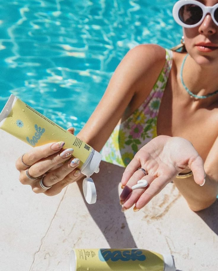 Mujer aplicandose crema antes de entrar a piscina