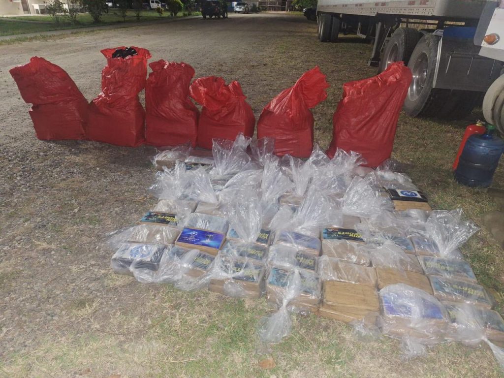 droga encontrada en caleta de vehículo. 