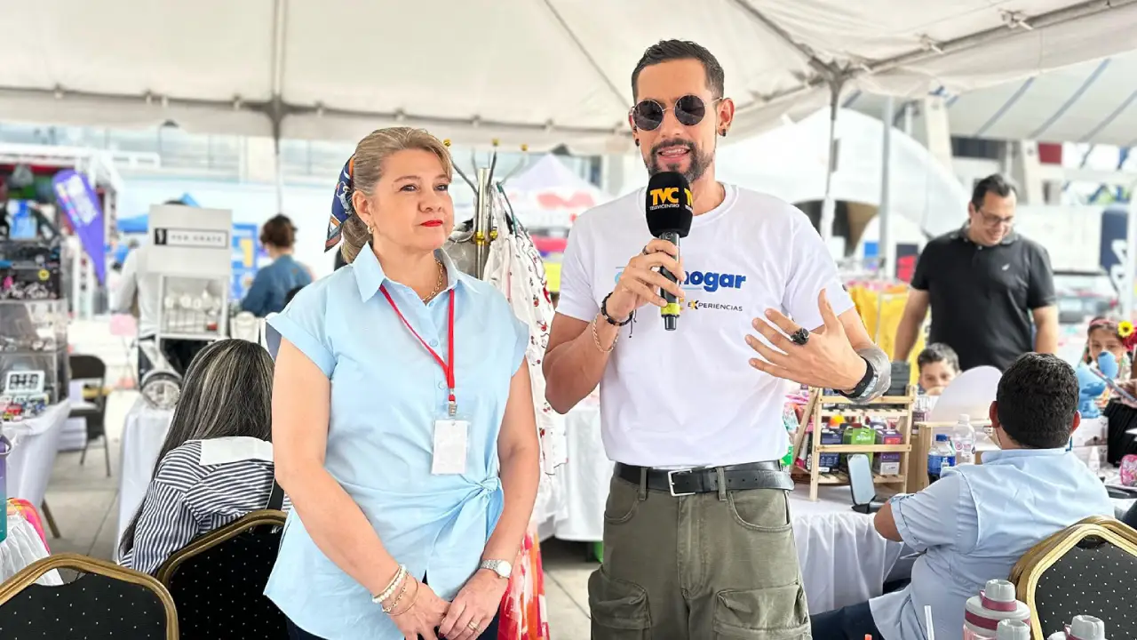 David Fortín presentador de las mañanas del 5 junto a una emprendedora.