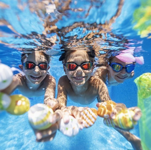 niños en piscina