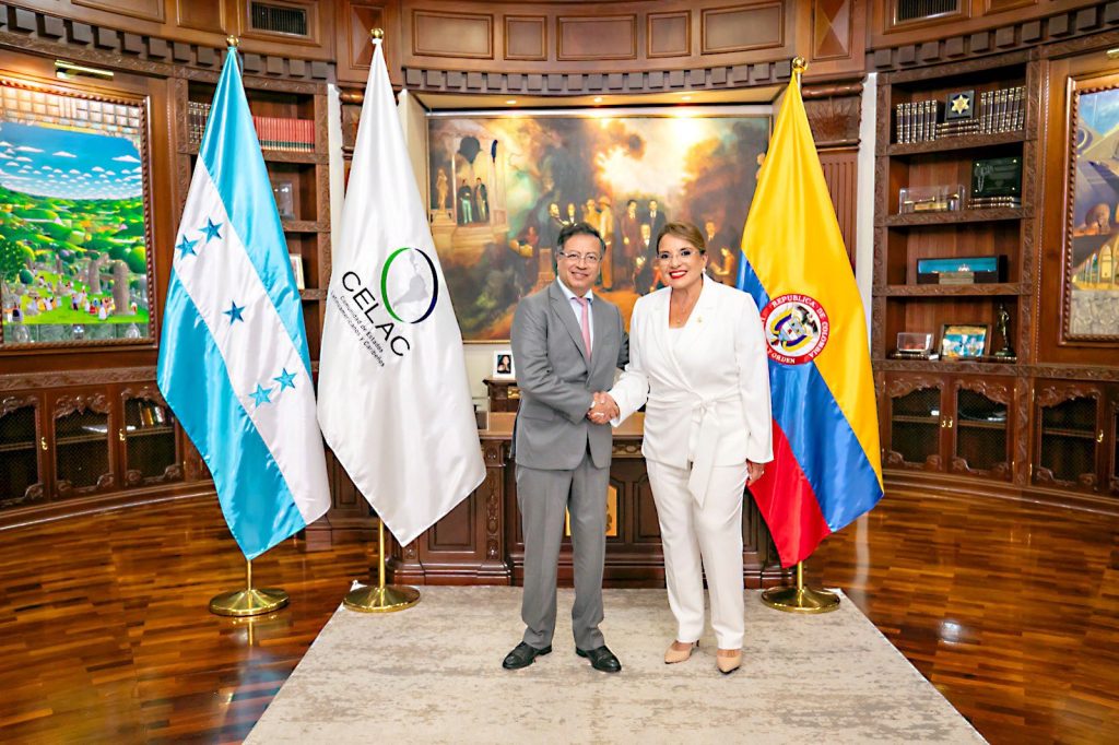 Xiomara Castro, gobernante de Honduras, saluda al presidente de Colombia, Gustavo Petro.
