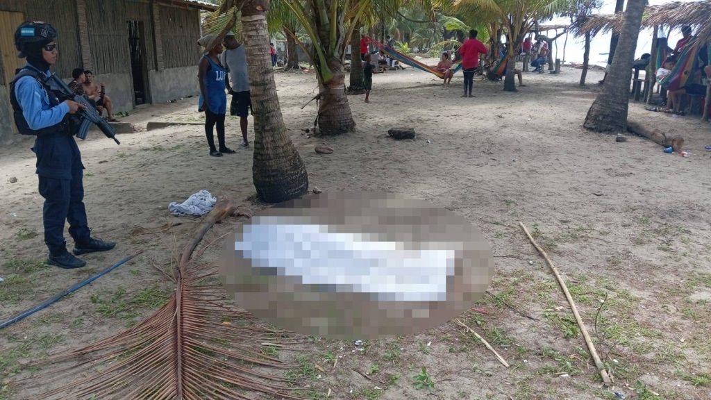 Cuerpo de uno de los hondureños que murió por sumersión en Tela, Atlántida.