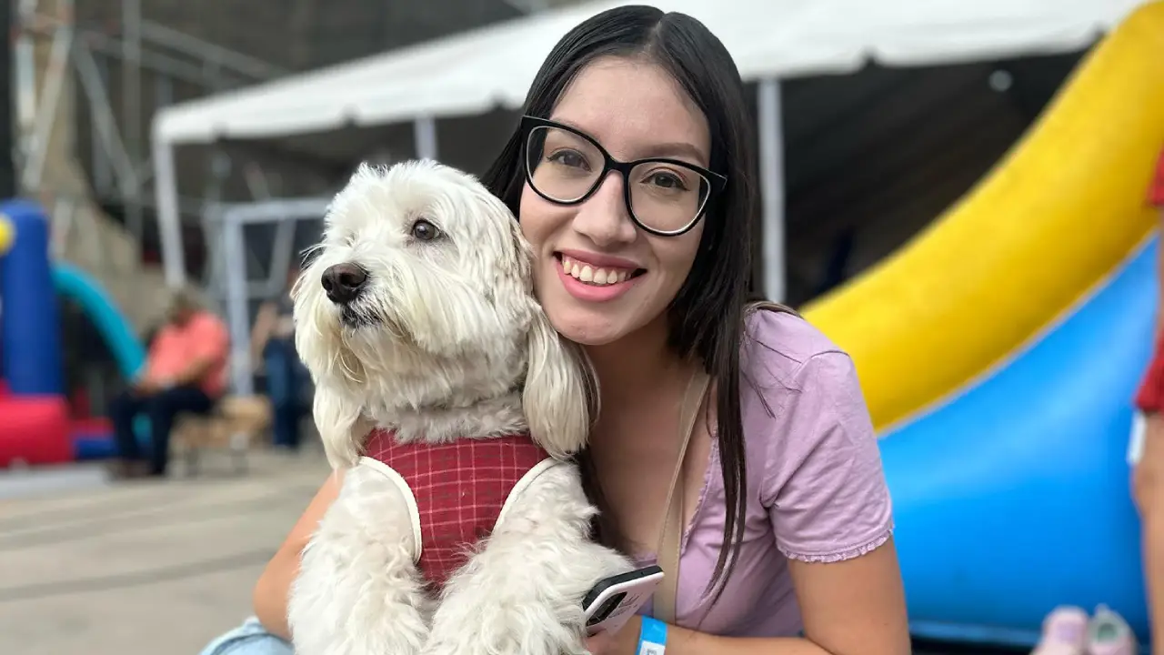 Una joven y su mascota en ExpoHogar