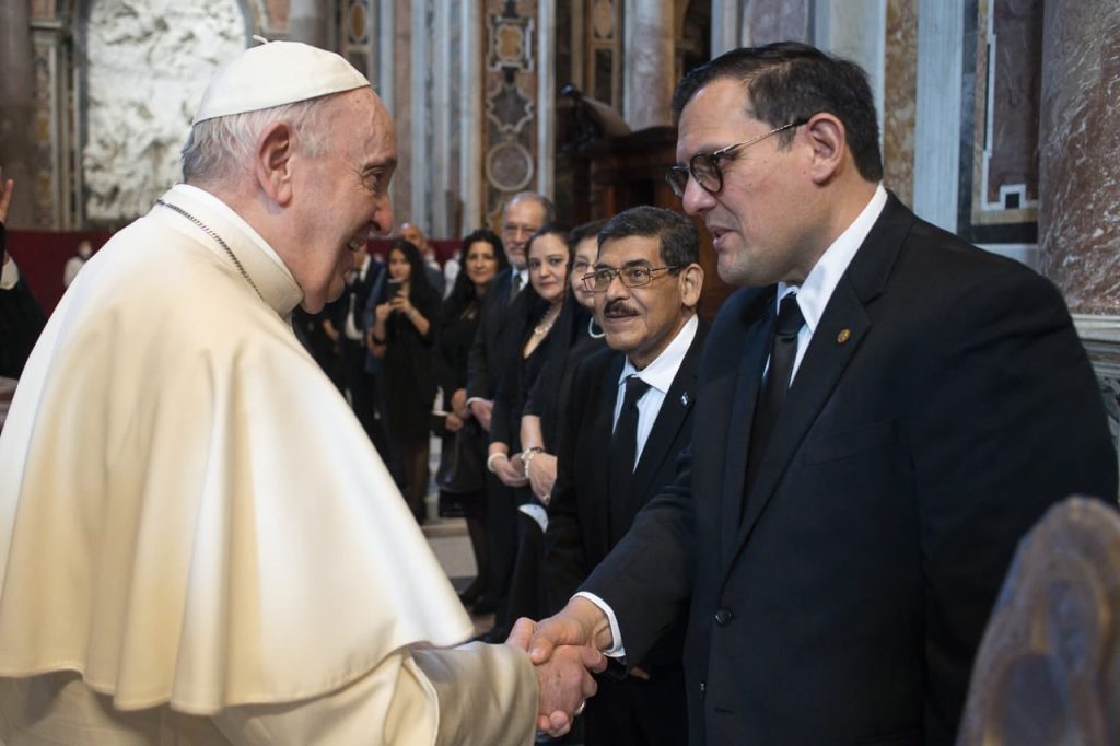 El papa Francisco junto a Lisandro rosales, siendo ministro de Copeco.