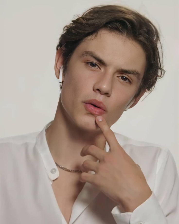 Louis Partridge posando