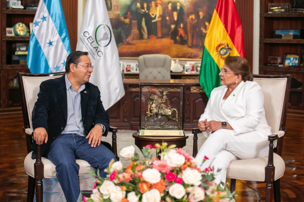 Diálogo entre la presidenta hondureña Xiomra Castro y su homólogo de Bolivia, Luis Arce.