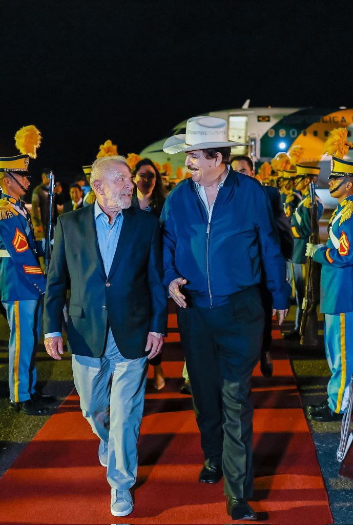 El presidente brasileño Luis Inácio Lula da Silva fue recibido por el expresidente de Honduras Manuel Zelaya.