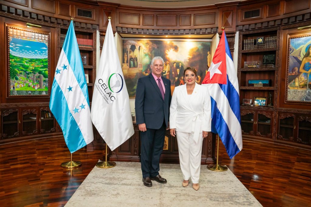 El presidente de Cuba, Miguel Díaz, junto a la gobernante hondureña Xiomara Castro.