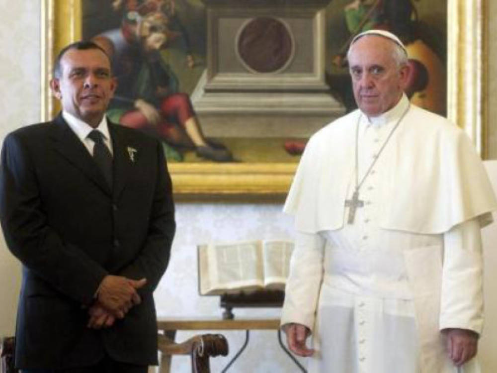 El papa conversó a solas con el expresidente hondureño en la biblioteca privada del palacio apostólico.