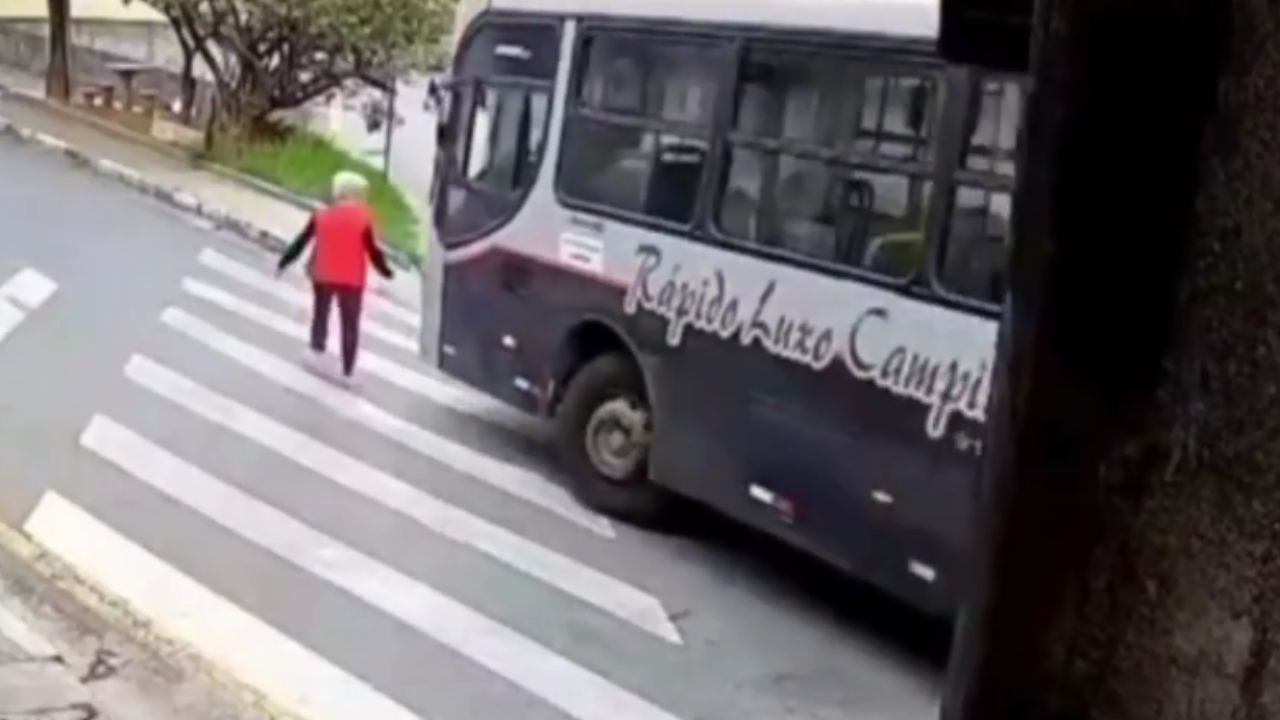 Abuela pierde ambas piernas tras ser atropellada por autobús en paso peatonal Imagen de Abuela pierde ambas piernas tras ser atropellada por autobús en paso peatonal