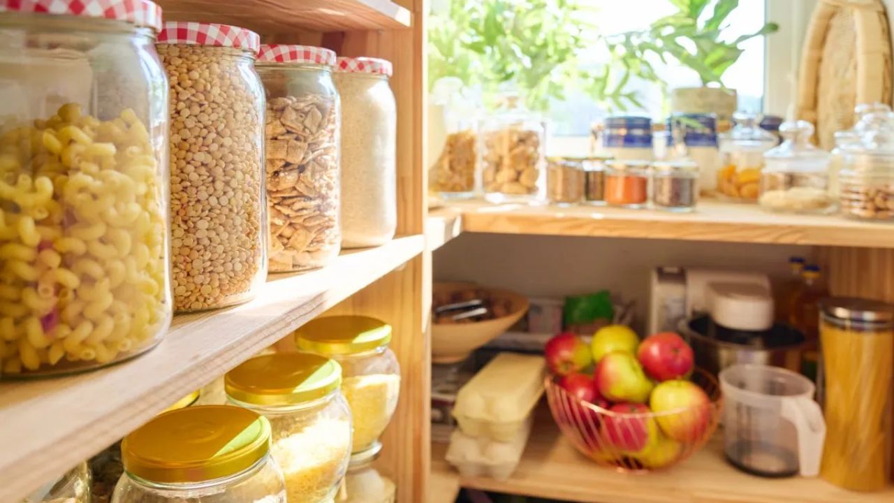 Estos son los alimentos en tu alacena que atraen cucarachas Imagen de Estos son los alimentos en tu alacena que atraen cucarachas