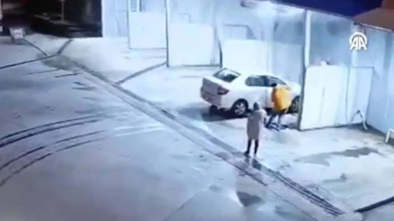 Imagen de VIDEO: Avalancha de tierra sepulta a una familia en un autolavado