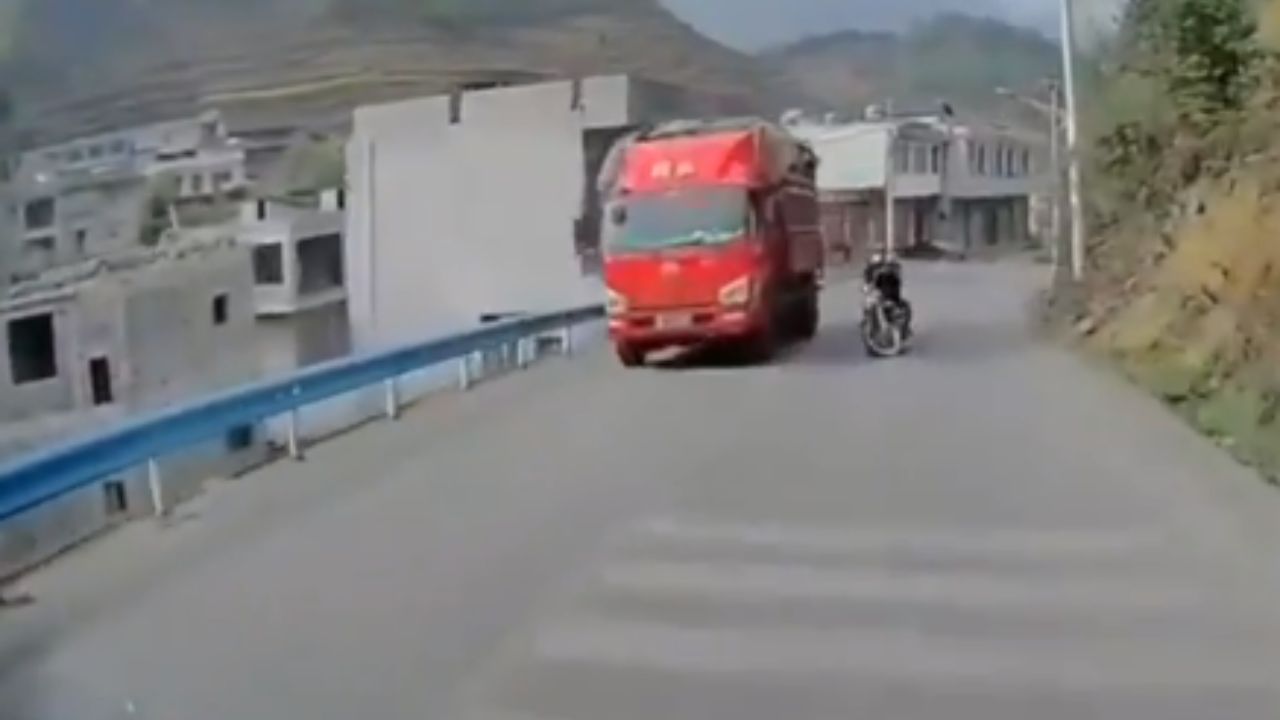 Imagen de VIDEO: Motociclista muere tras caer y ser aplastado por las llantas de un camión
