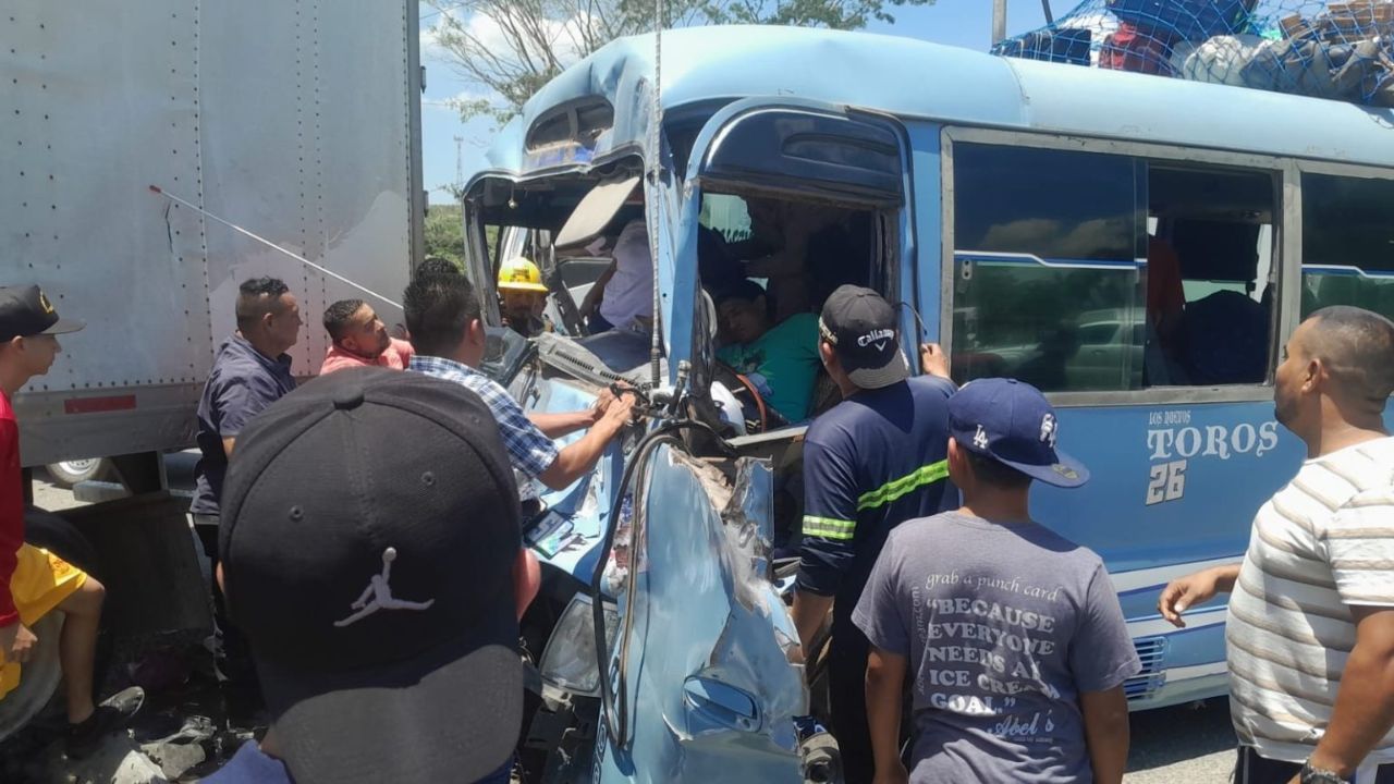 Bus 'rapidito' impacta contra rastra en Naco; se reportan varios heridos Imagen de Bus 'rapidito' impacta contra rastra en Naco; se reportan varios heridos