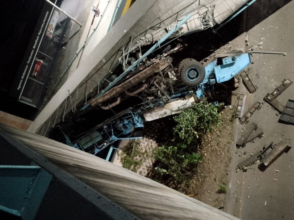 La máquina dragón que cayó tras ceder el puente en la salida a Santa Lucía.