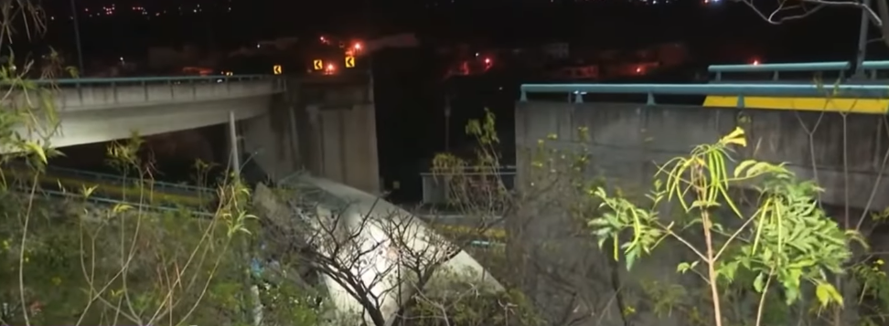 Colapso de puente en la capital.