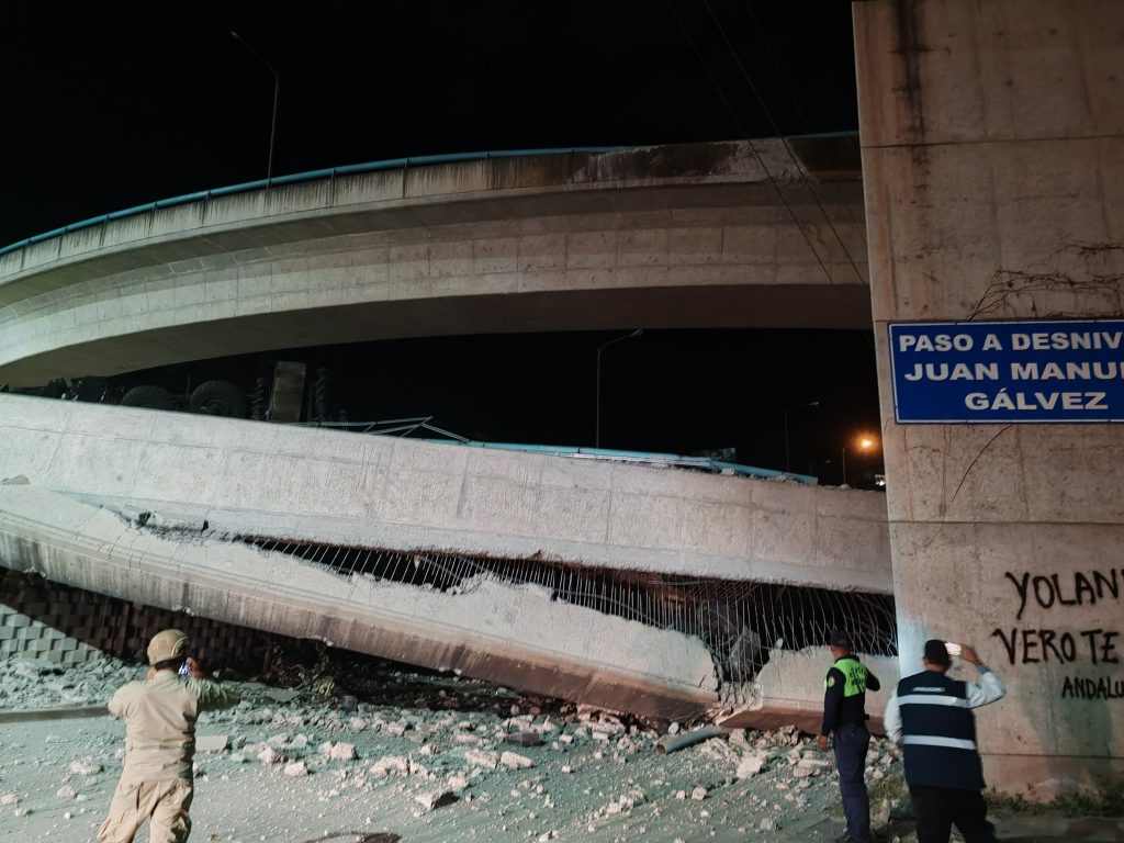 Puente que cedió en la salida de Tegucigalpa a Valle de Ángeles