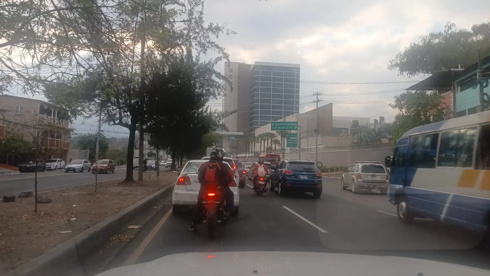 Tráfico vehicular en Tegucigalpa en el bulevar Fuerzas Armadas