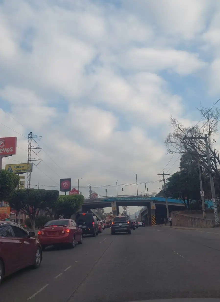 Foto del tráfico vehicular en bulevar Kennedy 