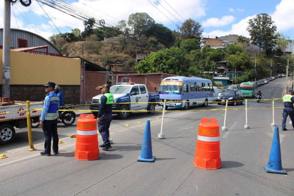 Tráfico vehicular en Tegucigalpa sobre el bulevar Los Próceres