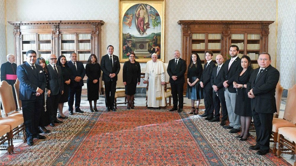 Presidenta Xiomara Castro y su gabinete en la visita al papa Francisco