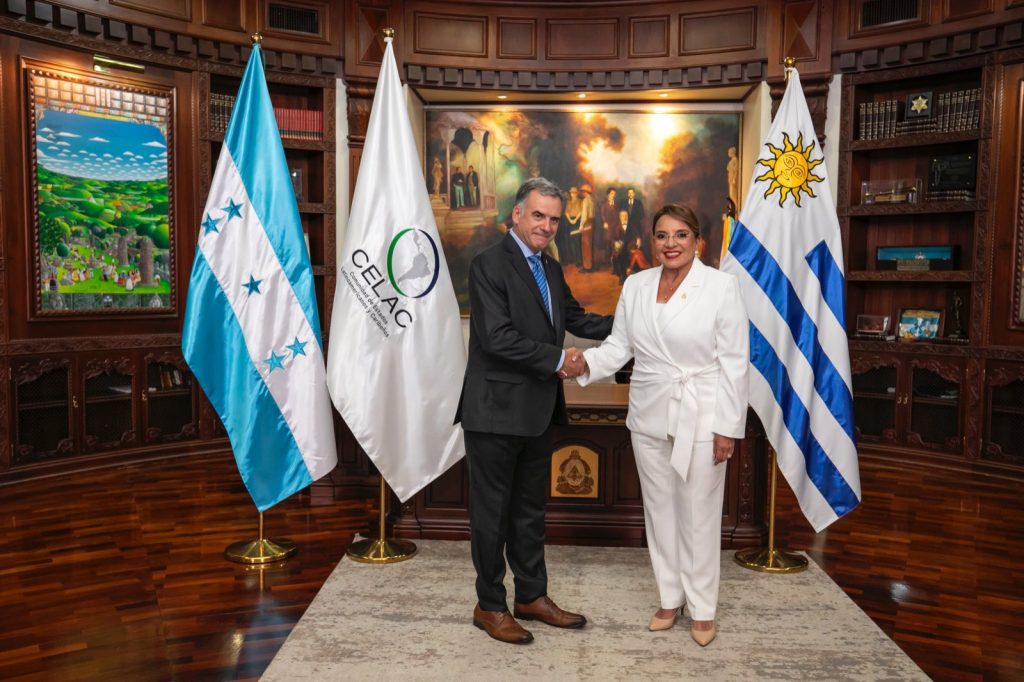 Encuentro previo a la cumbre de la Celac entre los gobernantes de Honduras , Xiomara Castro, y Yamandú Orsi, de Uruguay.