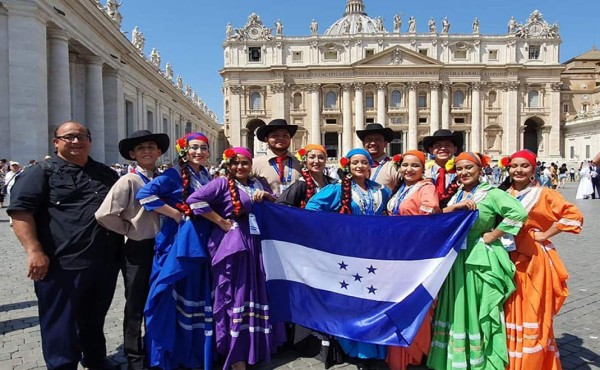 Los artistas hondureños estuvieron el 6 de agosto con el papa Francisco en el vaticano.