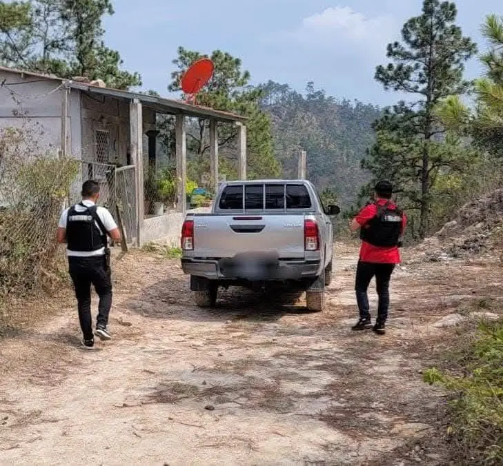 carro con dos hombres a un lado