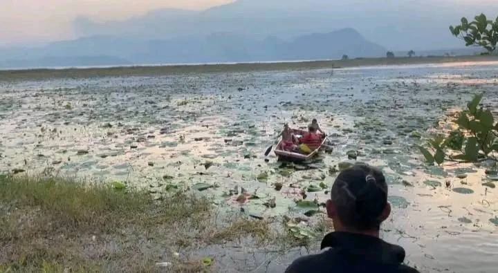 Momento cuando llegan los Bomberos con los cuerpos de los dos jóvenes ahogados en el Lago de Yojoa. Foto: cortesía de medios locales