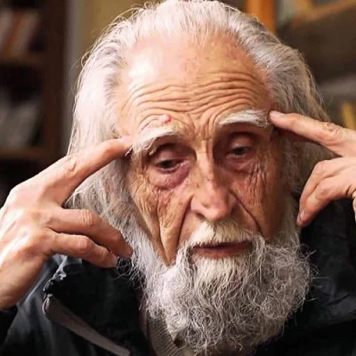 Gastón Soublette tocándose la cabeza con los dedos
