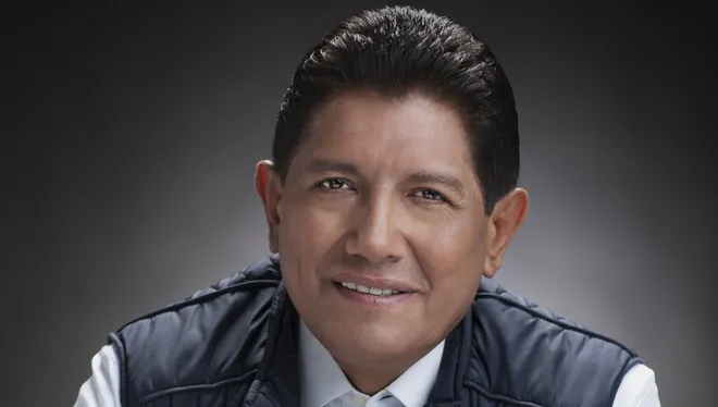 Juan Osorio en un fondo negro 