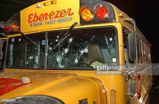 En la víspera de la Navidad de 2004, un violento crimen -que no respetó sexo o edad- cobró la vida de 28 personas inocentes, incluidos siete niños que iban con sus padres, cuando pandilleros masacraron el bus en el que viajaban en Chamelecón. Foto: cortesía de AFP