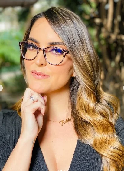 Patty López con atuendo negro y lentes claros