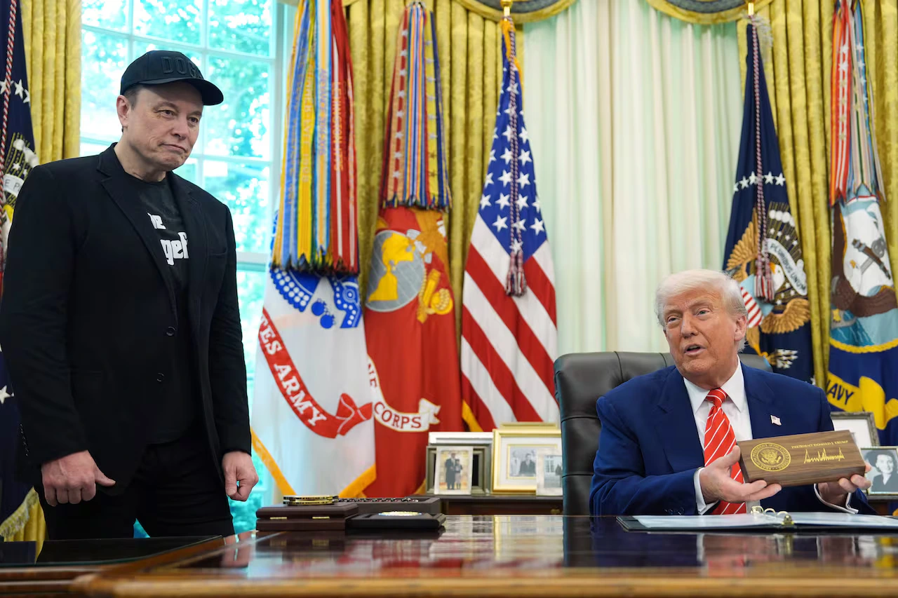 El presidente Donald Trump condecoró a Musk con la llave de la Casa Blanca en su salida del gobierno. Foto: cortesía de redes sociales