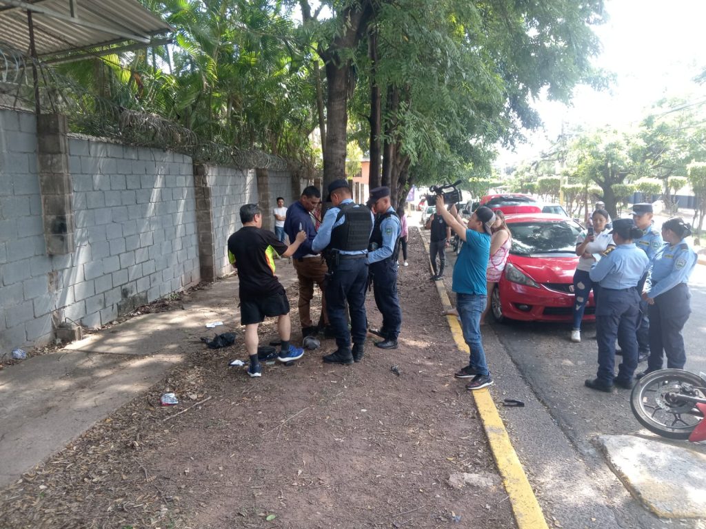 policía capturando a un hombre