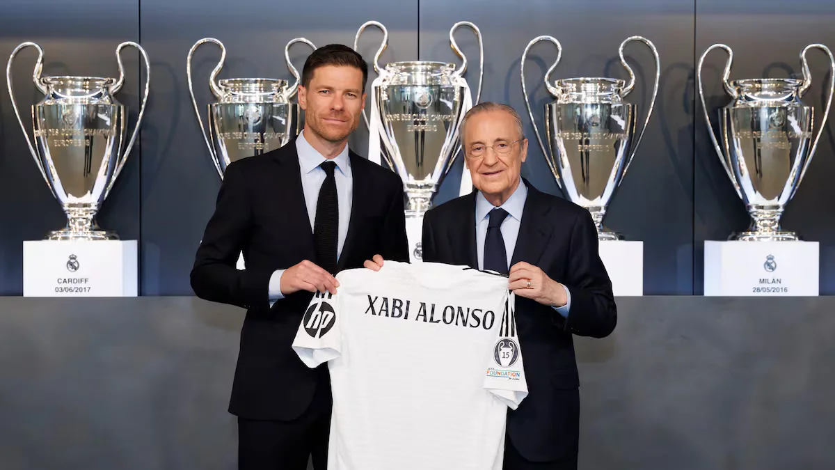 Xabi siendo presentado con camisa del Real Madrid