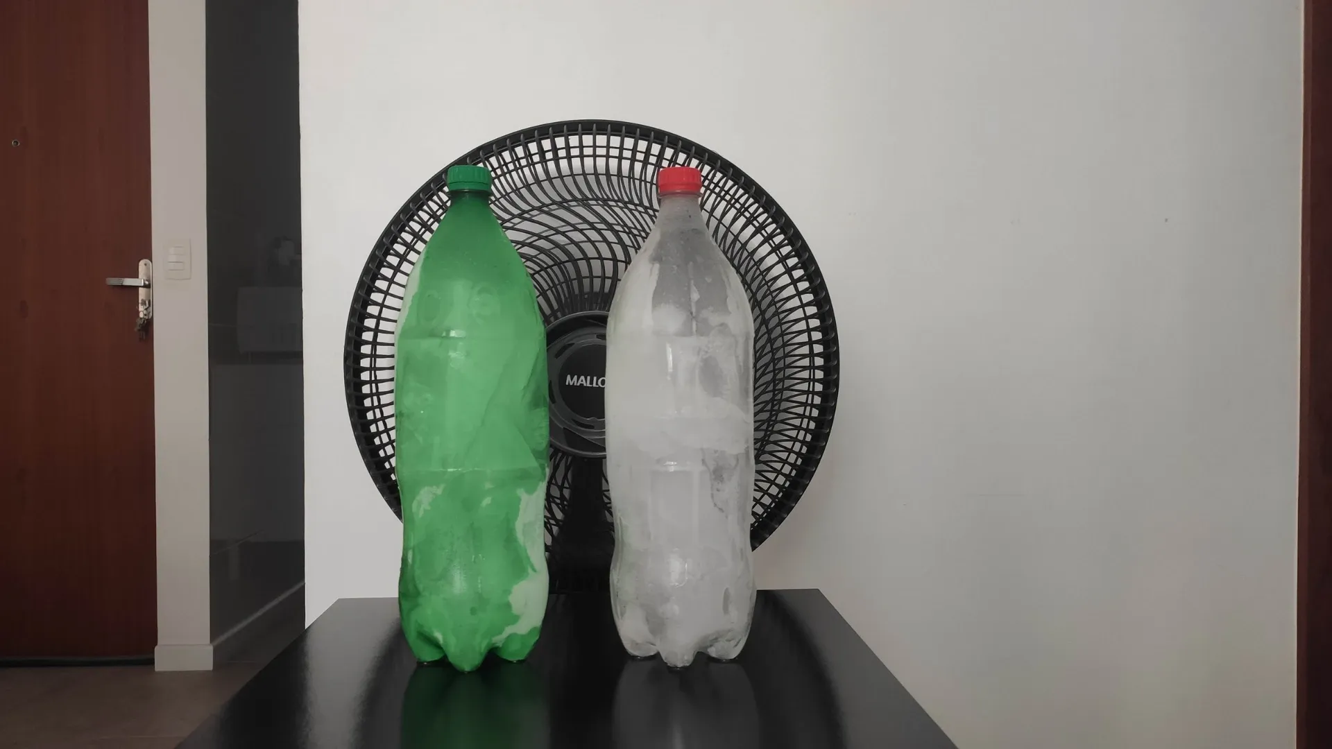 botellas de hielo frente a ventilador