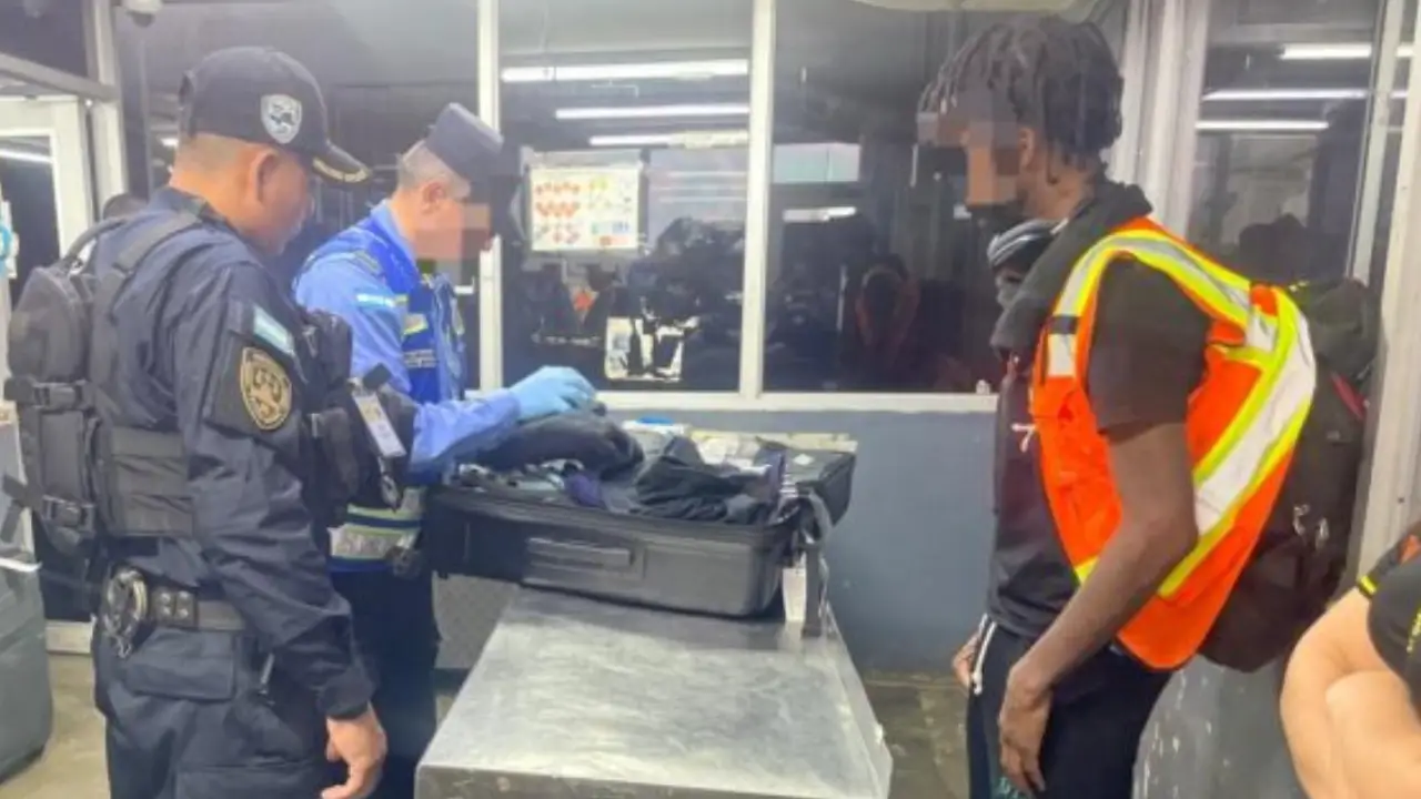 Agentes fronterizos revisando maleta de ciudadano estadounidense