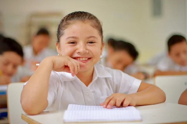 estudiante sonriendo en el aula
